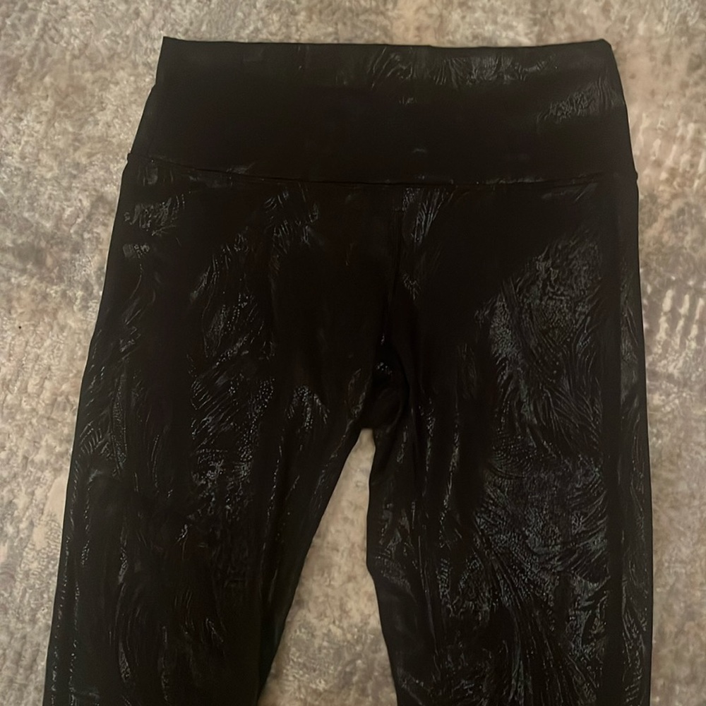BRAND NEW LULULEMON SHINY EMBOSSED LEGGINGS!!! PERFECT CONDITION WORN ONCE!!!